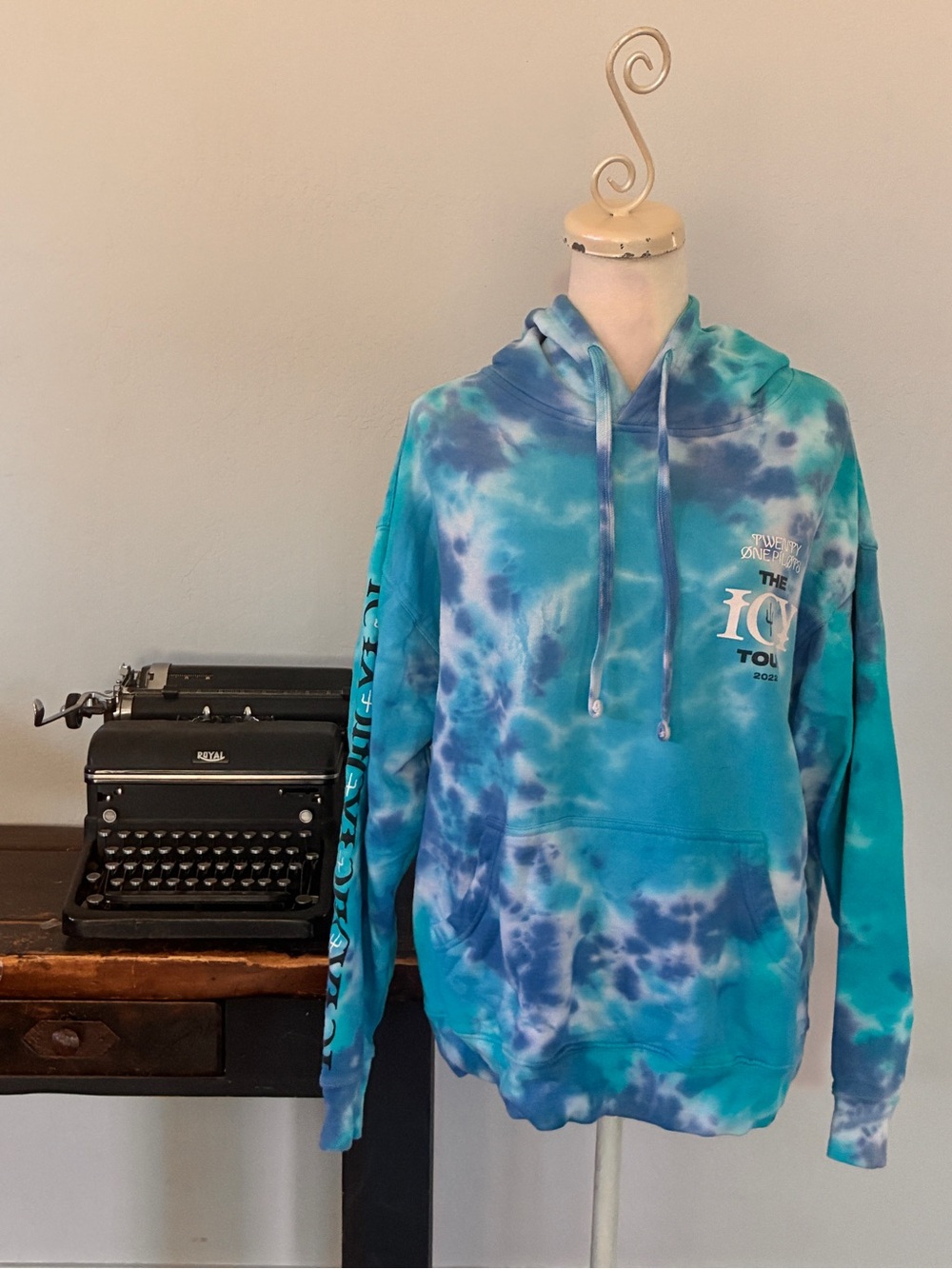 Twenty One Pilots lThe Icy Tour 2022 Blue and White Tie Dye - Size Medium